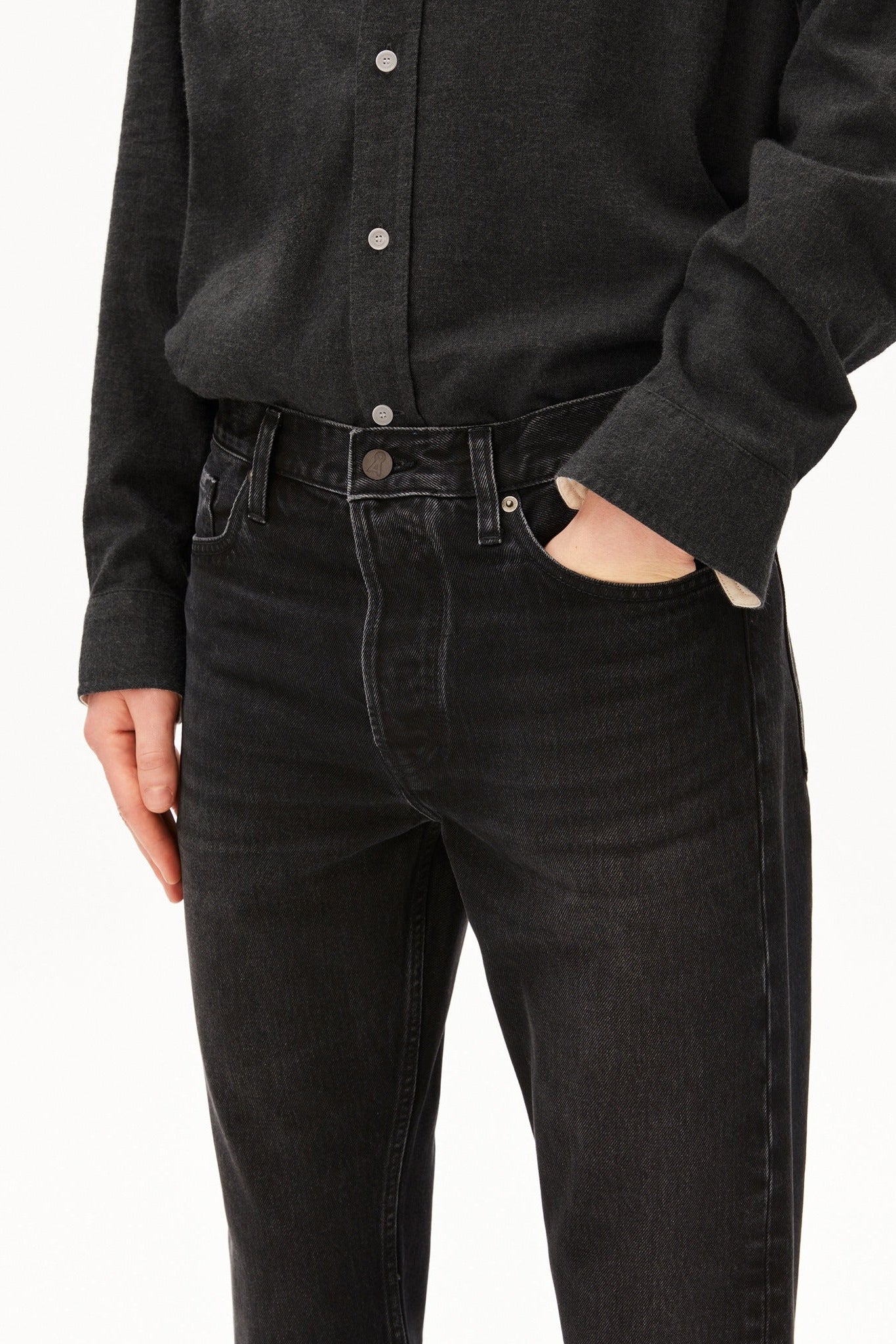 ARMEDANGELS-Maadox Classic Straight Jeans-Phantom-BACKYARD