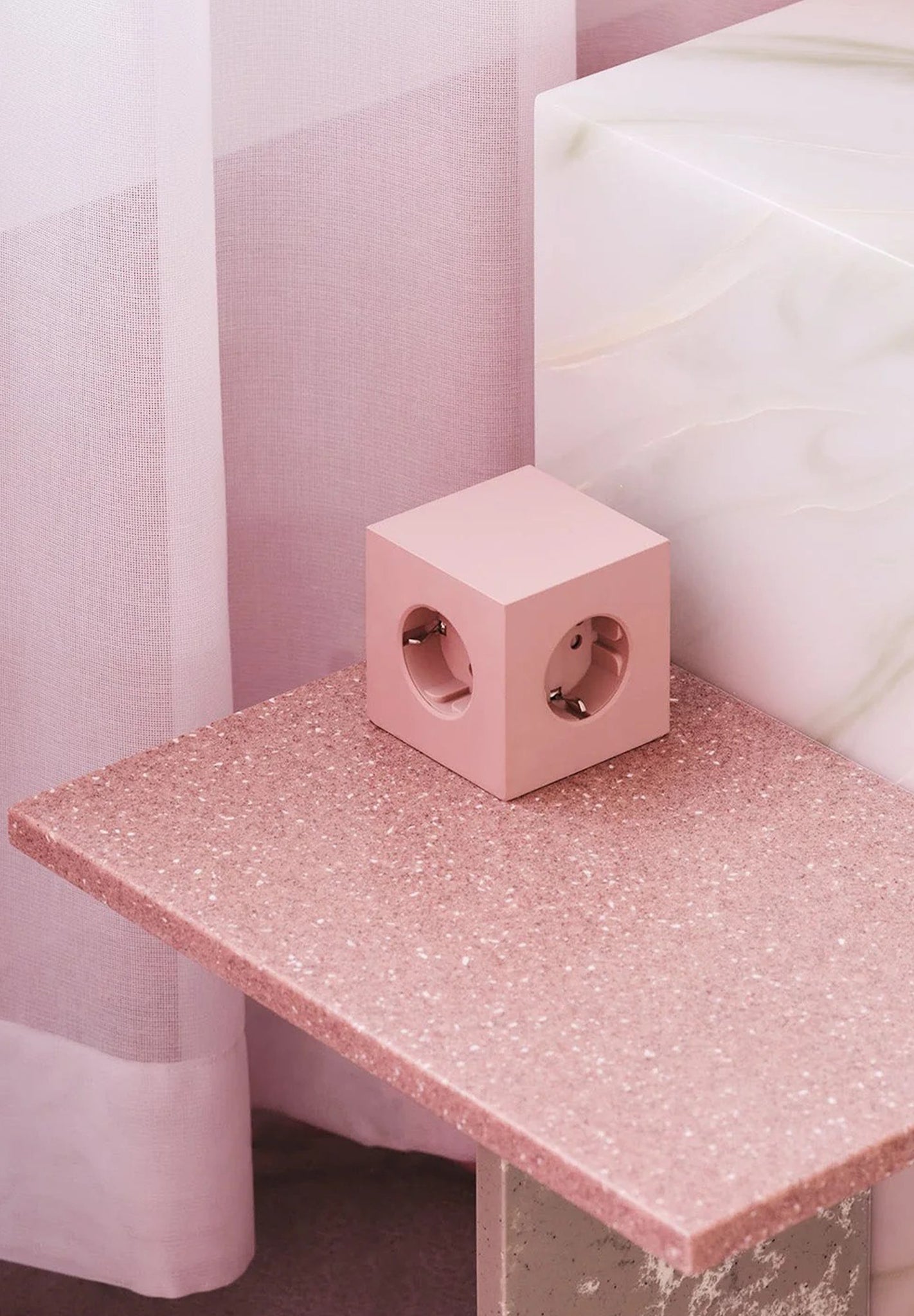 AVOLT - Square 1 USB - C & Magnet - New Pink - BACKYARD