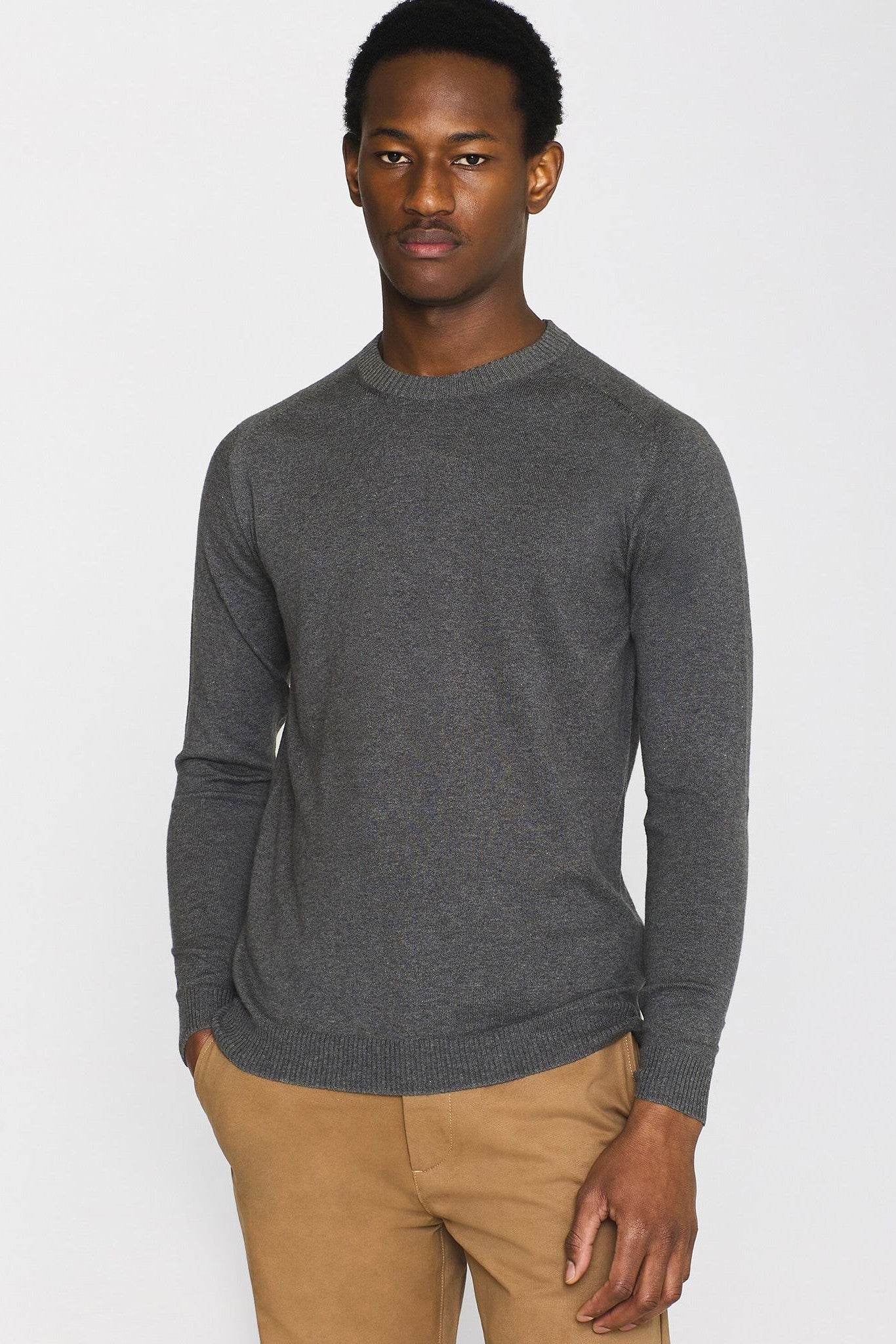 KNOWLEDGE COTTON - Regular Merino Knit Crew Neck - Dark Grey Melange - BACKYARD