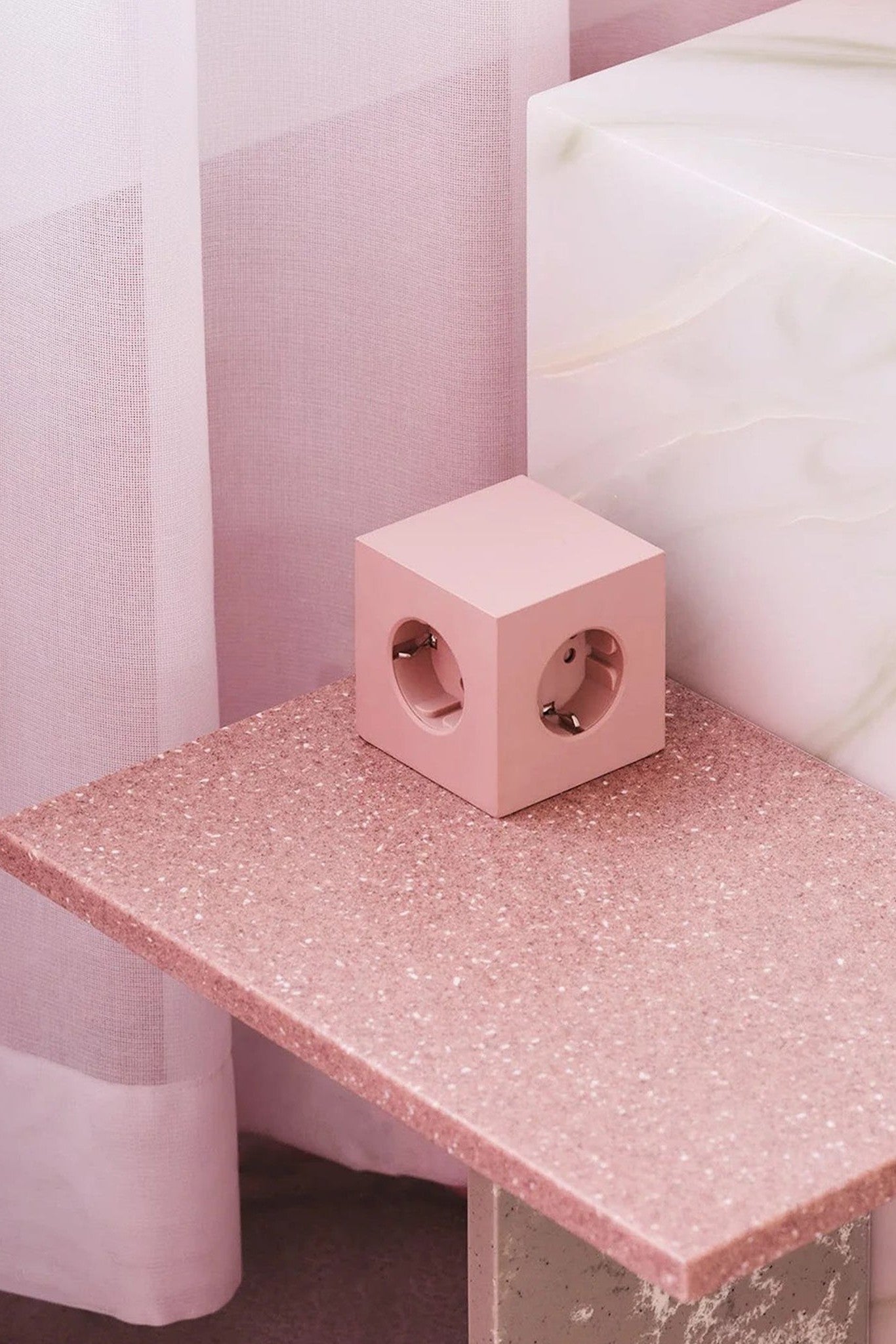 AVOLT - Square 1 USB - C & Magnet - New Pink - BACKYARD