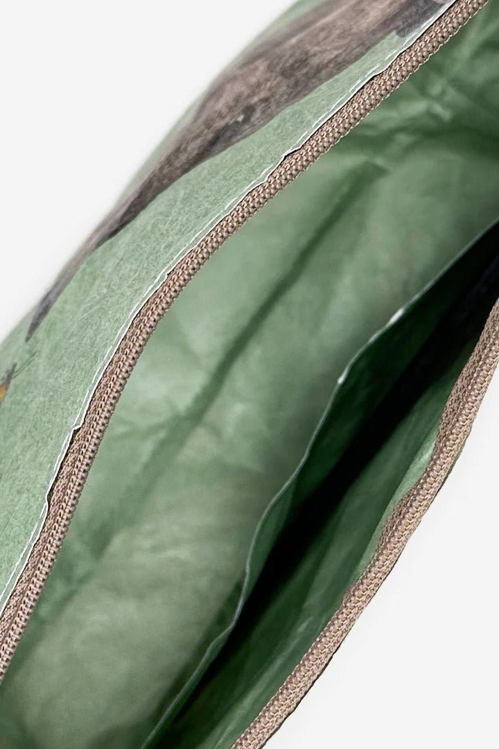 PAPRCUTS - Die Begegnung Kulturbeutel - Die Begegnung - BACKYARD